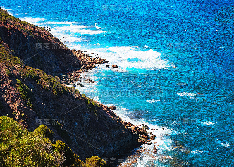 内比达的科拉罗港和地中海撒丁岛海岸