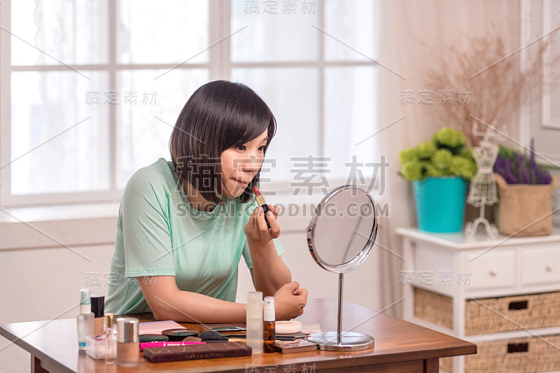 亚洲女性在房间里化妆