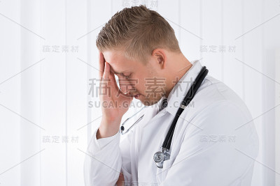 站在诊所里的悲伤医生