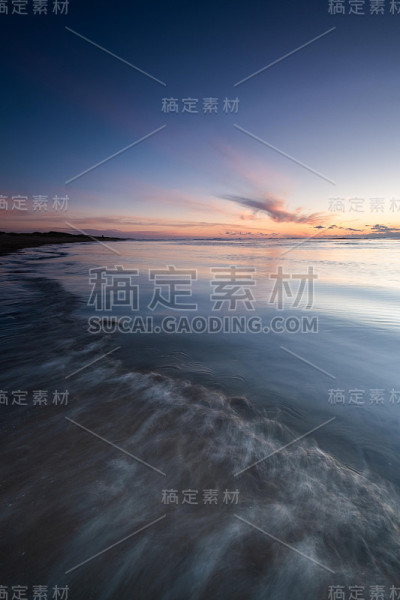 从荷兰海岸望去，海面上宁静的彩色日落。荷兰