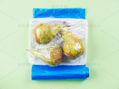 用塑料薄膜包裹的新鲜农产品。