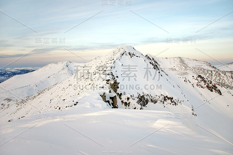 徒步登山。积雪盖顶的山脉。