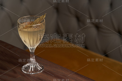 经典的鸡尾酒杯放在夜店餐厅的木桌上
