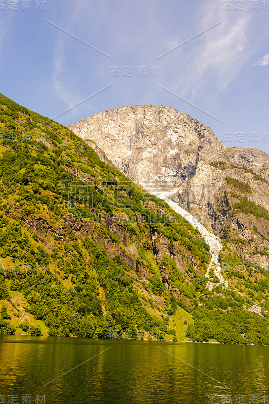 挪威最大的峡湾，索涅峡湾的山顶