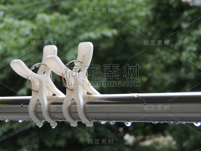 衣夹在雨中