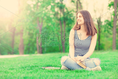 有书的女学生