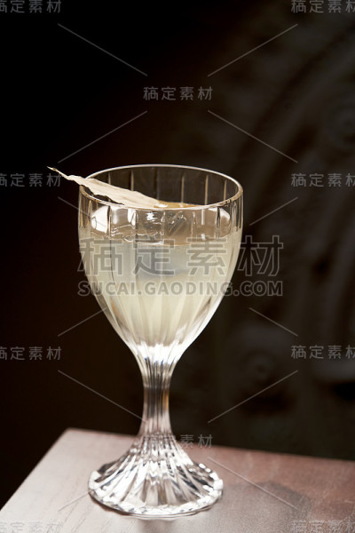 经典的鸡尾酒杯放在夜店餐厅的木桌上