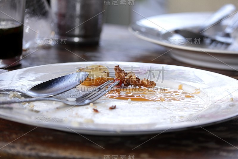 盘子里剩下的食物