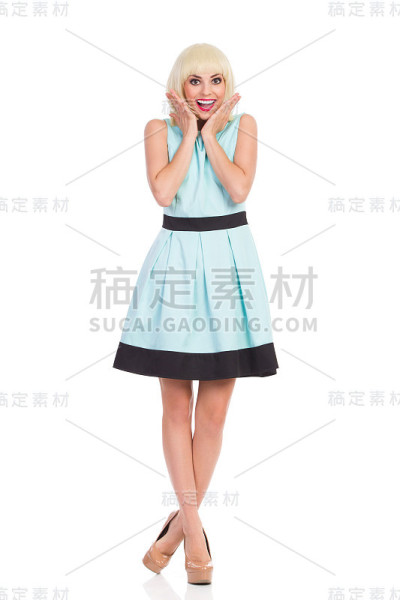 穿着淡蓝色裙子的金发女郎