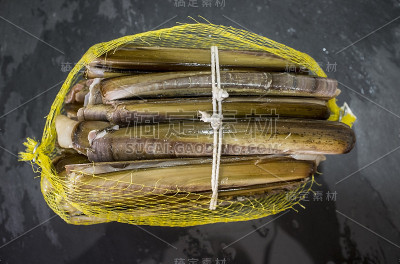 一捆剃须刀蛤放在打开的塑料网里