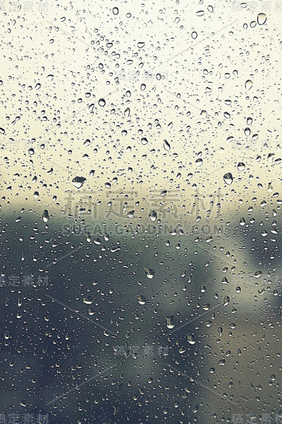 雨滴落在窗户上