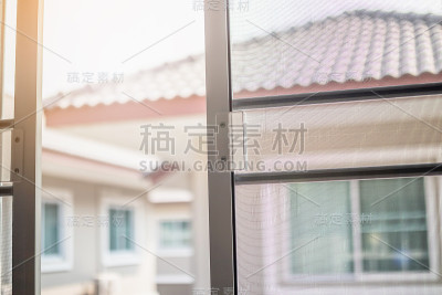 房子窗户上的蚊帐丝网可以防止昆虫