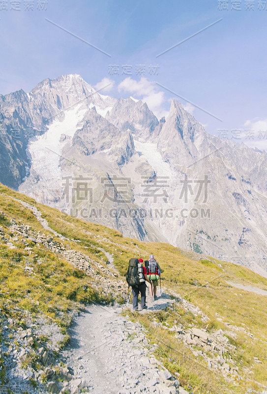 勃朗峰之旅是一个独特的徒步旅行，围绕勃朗峰大约200公里，可以在7到10天之间完成，途经意大利，瑞士