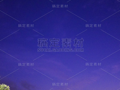 天空有戏剧性的多云日落和太阳