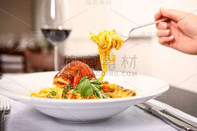 虾仁意大利面的特写。用叉子拿着意大利面
