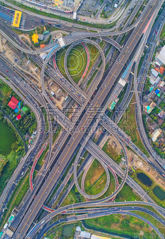 鸟瞰图道路，美丽的街道，环岛，俯视图，背景，泰国。高速公路与汽车在城市，市中心，城市景观