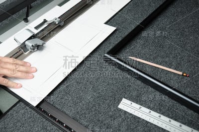将垫板放入切割机中