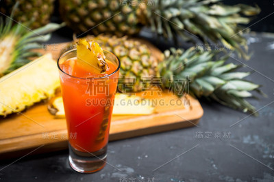 菠萝和朗姆酒的甜鸡尾酒