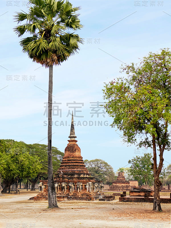 大象雕像围绕着古泰国寺庙(Wat Chang Lom)。古色古香、古色古香、建筑、亚细亚、景点、蓝色