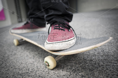 站在滑板上
