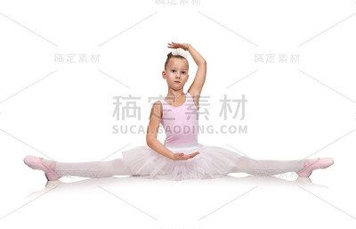穿着芭蕾舞短裙的芭蕾舞女演员坐在地板上