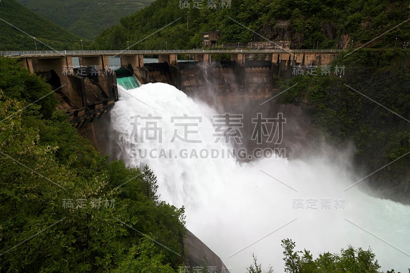 波斯尼亚和黑塞哥维那的拉玛大坝在暴雨后泄洪