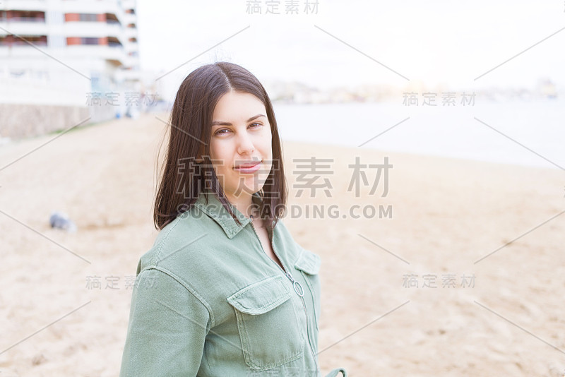 年轻漂亮的女人在海滩上笑得很开心