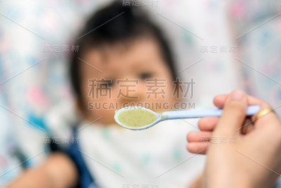 漂亮宝宝吃土豆泥