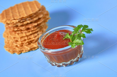 许多薄辣华夫饼和美味的酱汁在紫色的背景