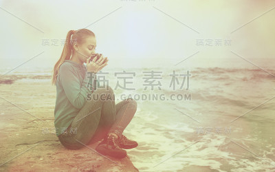 复古背景-海边的女人