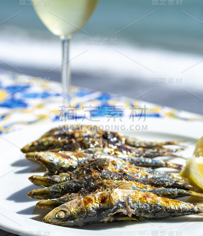 马拉加风格的鱼串烧烤准备在橄榄树的木柴和白葡萄酒