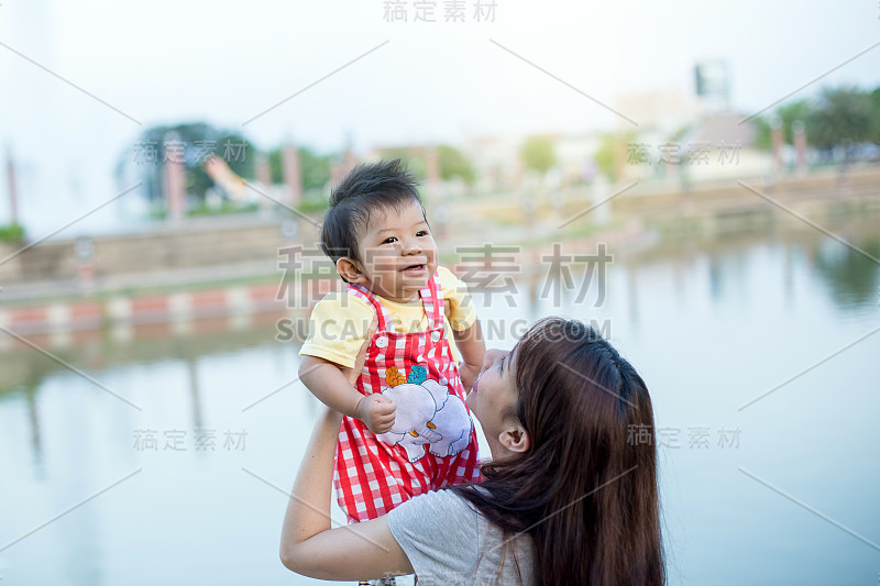 美丽的妈妈和她的宝贝儿子玩