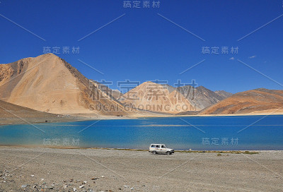 清澈的湖和山