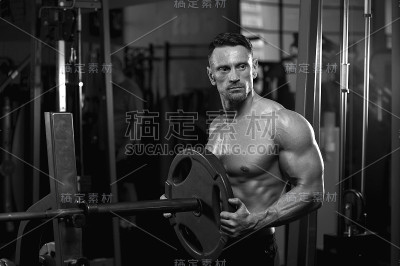 在健身房举重的中年健美运动员