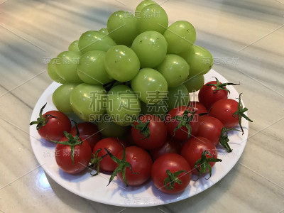 白菜里有绿葡萄和红樱桃番茄