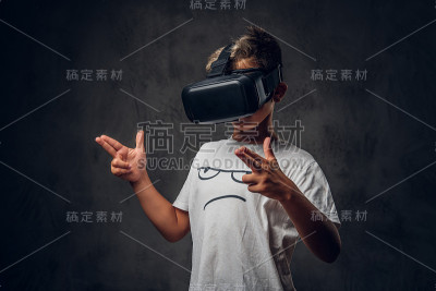 带着虚拟现实眼镜的孩子的肖像