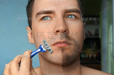 一个刮胡子的人