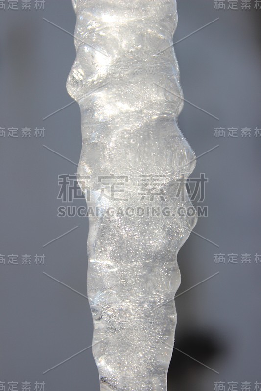 如此大的融化与抽象形式的冰在白色的背景