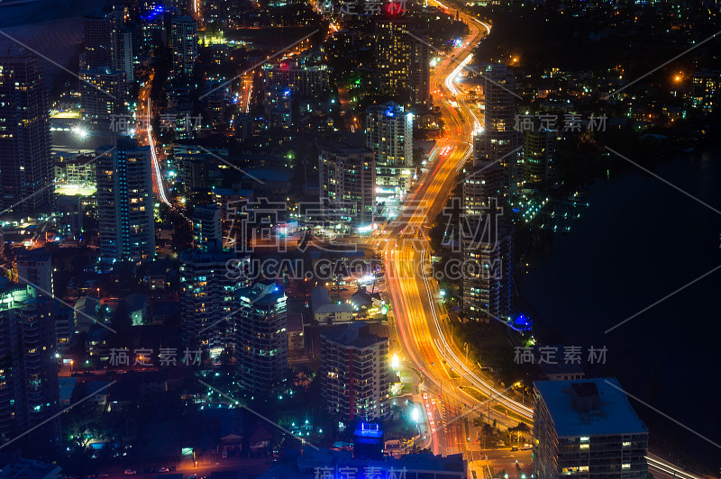 空中的城市夜间交通与繁忙的街道。现代城市基础设施