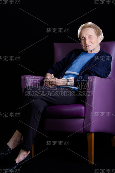 微笑的老年妇女画像