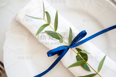 婚礼桌上的蓝色装饰品