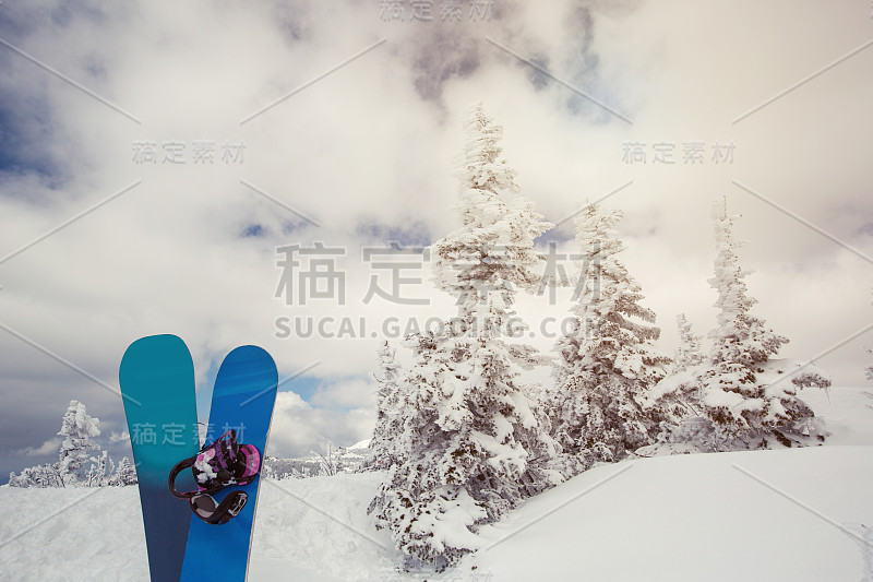 两块滑雪板在冬天的云杉林中，冰冻的山景，厚厚的积雪，树上结霜