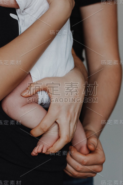 父母抱着婴儿