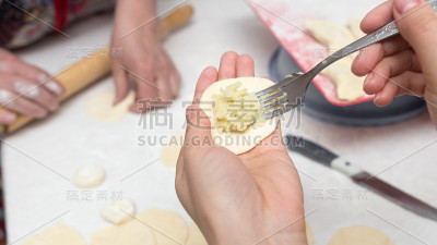 厨师用土豆烹饪vareniki
