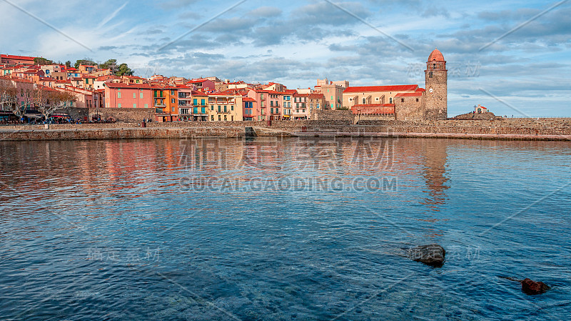 Collioure、法国。科利乌尔教堂，天使圣母院和科利乌尔皇家城堡。