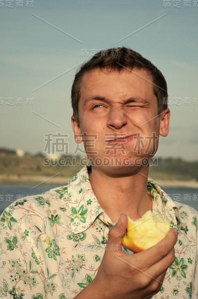 那家伙吃了一个苹果