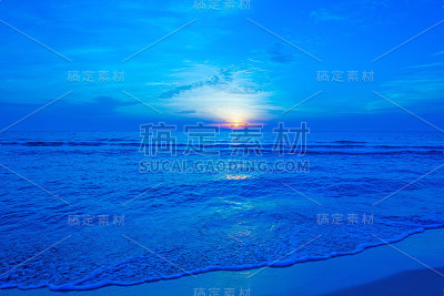蓝色沙滩上的日出