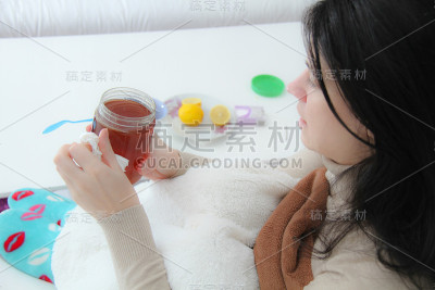 躺在床上的年轻妇女