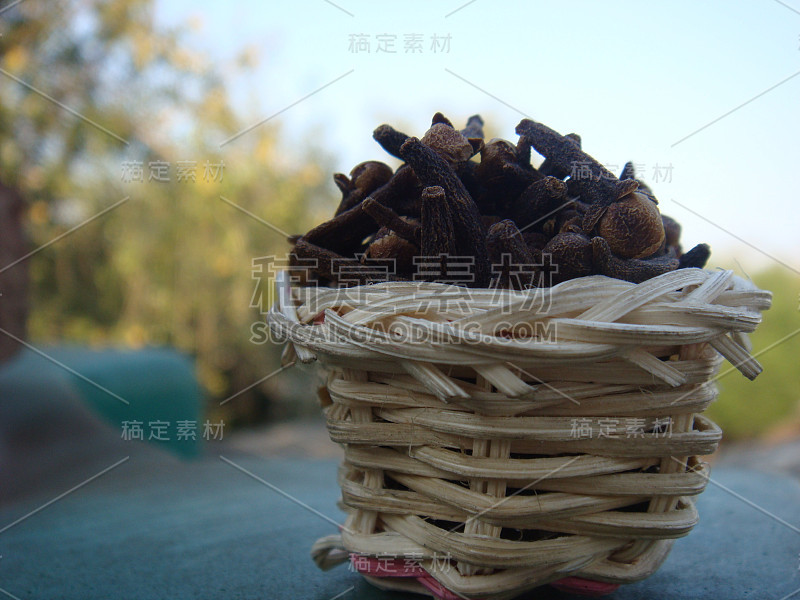 丁香在篮子里