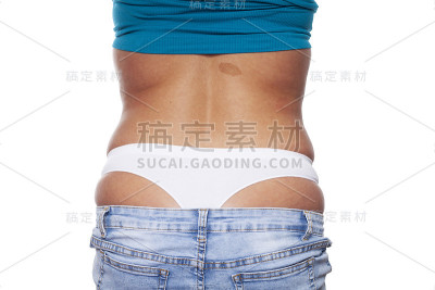 胖女人手牵着肚子上过多的脂肪。保健和女性饮食生活理念，以减少腹部和塑造健康的腹部肌肉。